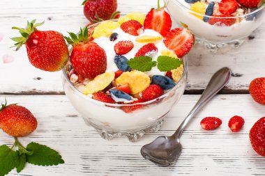 Çilek, yulaf ezmesi ve Hanımeli yoğurt. Sağlıklı gıda