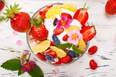 Çilek, yulaf ezmesi ve Hanımeli yoğurt. Sağlıklı gıda