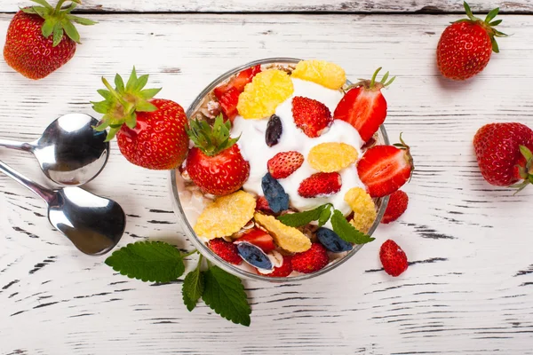 Yogurt with strawberries, oatmeal and honeysuckle.  Healthy  food — Stock Photo, Image