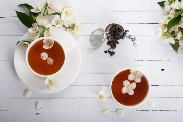 Eine Tasse grüner Tee mit Jasmin auf einer weißen Oberfläche — Stockfoto