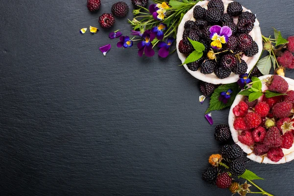 Pastel con bayas. Fondo de dulces saludables . — Foto de Stock