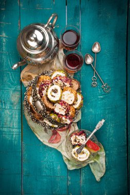 Çay ve Türk lokumu ahşap arka plan üzerinde