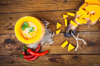 Ahşap zemin üzerine balkabağı çorbası. Yemek pişirmek için malzemeler.