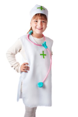 Bir doktor yalıtılmış bir arka plan üzerinde küçük kız kostümü