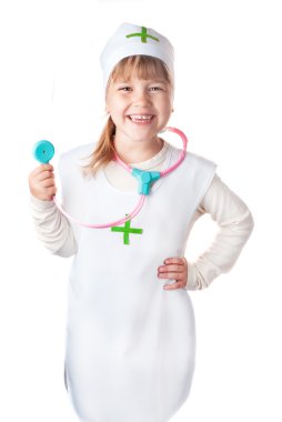 Bir doktor yalıtılmış bir arka plan üzerinde küçük kız kostümü