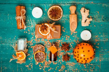 ahşap arka plan üzerinde Spa Konsept: aromatik yağlar, tuz, sabun, narenciye, tarçınlı mumlar. Üstten Görünüm