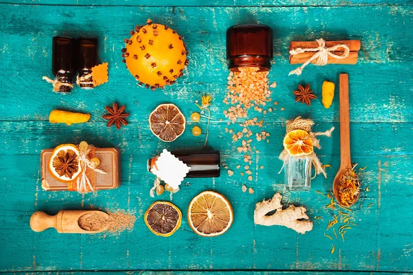 ahşap arka plan üzerinde Spa Konsept: aromatik yağlar, tuz, sabun, narenciye, tarçınlı mumlar. Üstten Görünüm