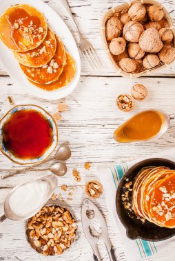 Karamel ve eski bir ahşap zemin üzerine fındık ile krep.