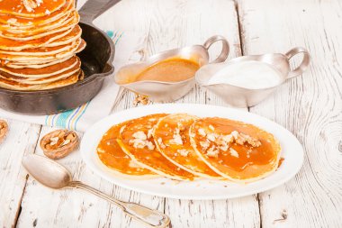 Karamel ve eski bir ahşap zemin üzerine fındık ile krep.