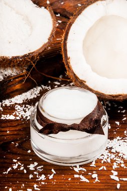 Hindistan cevizi ve ev yapımı Hindistan cevizi ahşap bir arka plan üzerinde krem