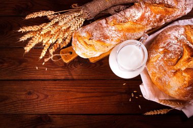 Ev yapımı ekmek ahşap arka plan üzerinde. Ülke stil. Yemek pişirme arka plan.