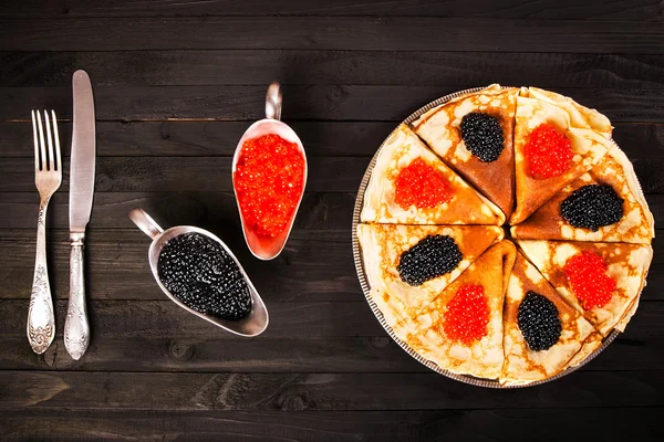 Ahşap arka plan üzerinde havyar ile Pancakes