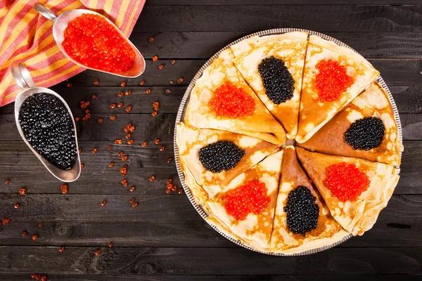 Ahşap arka plan üzerinde havyar ile Pancakes