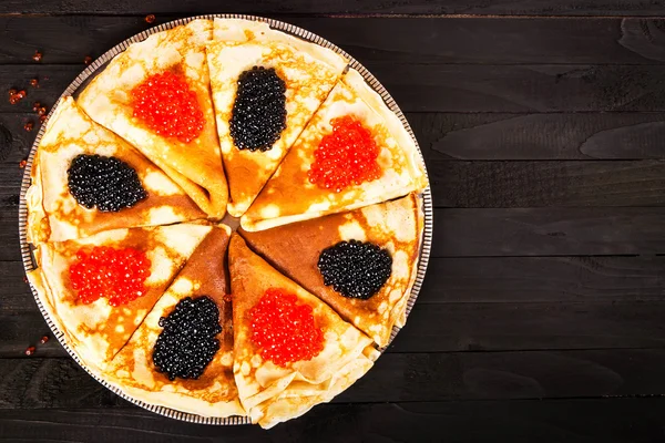 Ahşap arka plan üzerinde havyar ile Pancakes