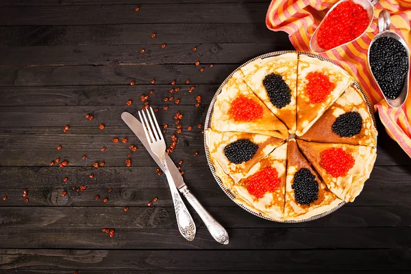 Ahşap arka plan üzerinde havyar ile Pancakes