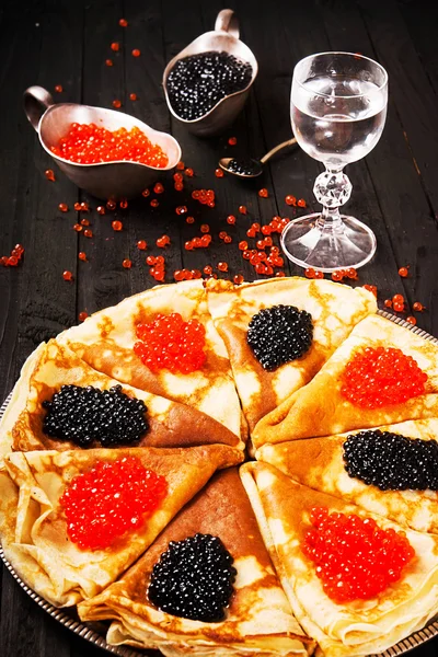 Panquecas com caviar no fundo de madeira — Fotografia de Stock