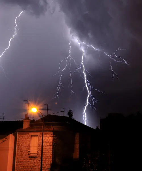 Lightning falling behind a house — Stock Photo, Image