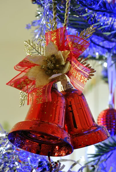 Campanilla roja en el árbol de Navidad —  Fotos de Stock