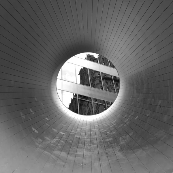 Tunnel till reflektion av byggnad — Stockfoto