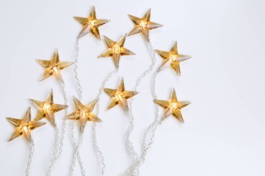 Yıldız şeklindeki Noel ışıklarının üst görünümü beyaz arkaplan ve kopyalama alanı