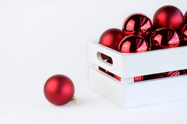 Bolas Natal Vermelho Dentro Uma Caixa Madeira Branca Com Espaço — Fotografia de Stock