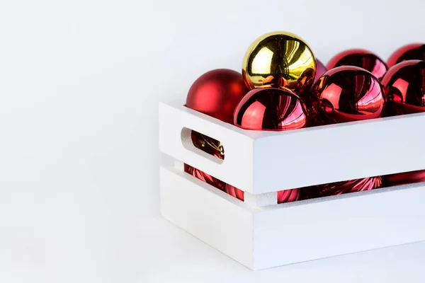 Bolas Natal Vermelho Dourado Dentro Uma Caixa Madeira Branca Com — Fotografia de Stock