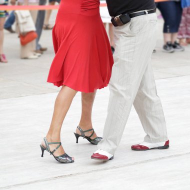 Sokak dansçıları tango yapıyor.