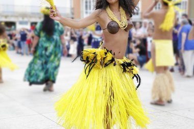 Dans eden ve Tahiti, Fransız Polinezyası 'ndan geleneksel halk kostümünü giyen dansçılar