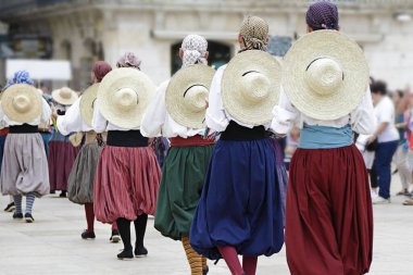 Dans eden dansçılar Mallorca (Balearic Adaları), İspanya 'dan geleneksel halk kostümlerinden birini giyerler.