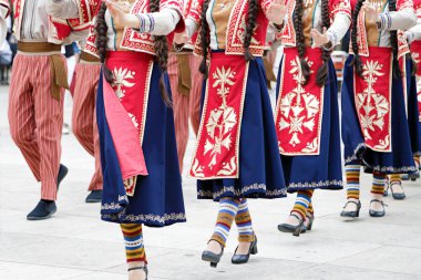 Dansçılar dans eder ve Ermenistan 'ın geleneksel halk kostümlerinden birini giyerler.