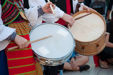 Kadın ve erkek davul çalıyor ve İspanya 'nın geleneksel Zamora kostümlerinden birini giyiyor.