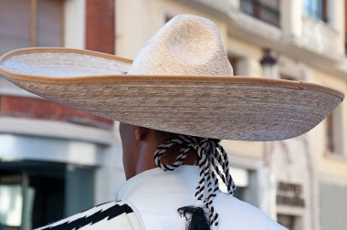 Ekvador, Güney Amerika 'dan geleneksel halk kostümü giyen adam.