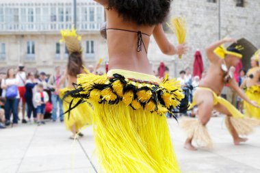 Dans eden ve Tahiti, Fransız Polinezyası 'ndan geleneksel halk kostümünü giyen dansçılar