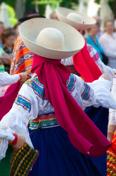 Kvinnor Dansar Och Bär Den Traditionella Folkdräkten Från Ecuador Sydamerika — Stockfoto