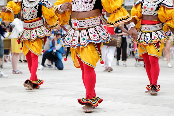 Tancerze Tańczą Noszą Jeden Tradycyjnych Strojów Ludowych Sri Lanki — Zdjęcie stockowe