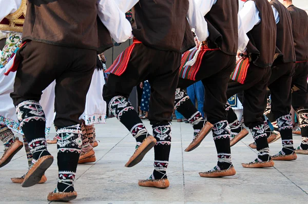 Uomini Donne Che Ballano Indossano Uno Dei Costumi Popolari Tradizionali — Foto Stock