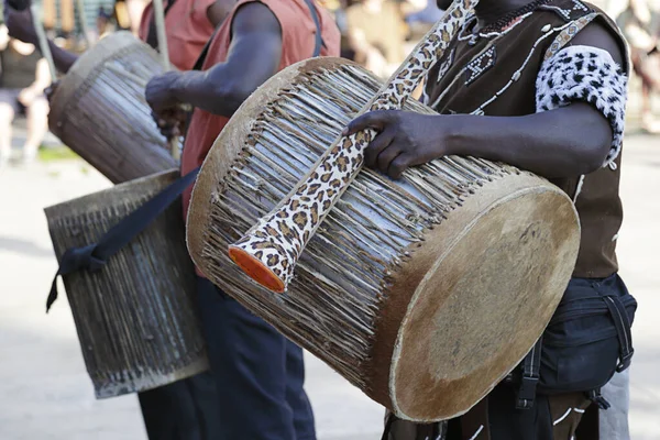 Trzech Mężczyzn Gra Perkusji Nosi Jeden Tradycyjnych Kostiumów Kenii Afryka — Zdjęcie stockowe