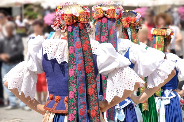 Quatro Jovens Mulheres Vestindo Traje Popular Polonês Tradicional — Fotografia de Stock