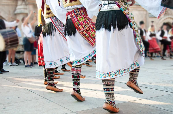 Kvinnor Traditionella Folkdräkterna Från Republiken Serbien Dansar — Stockfoto