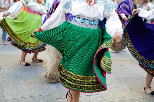 Kvinna Dansar Och Bär Den Traditionella Folkdräkten Från Ecuador Sydamerika — Stockfoto