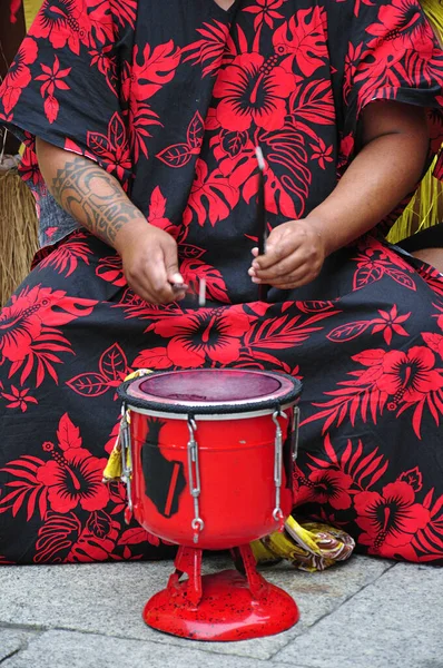 Muzyk Grający Perkusji Noszący Tradycyjny Strój Ludowy Tahiti Polinezja Francuska — Zdjęcie stockowe