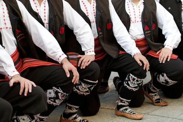 Mężczyźni Ubrani Tradycyjny Strój Ludowy Republiki Serbii Pozują Zdjęcia Grupowego — Zdjęcie stockowe