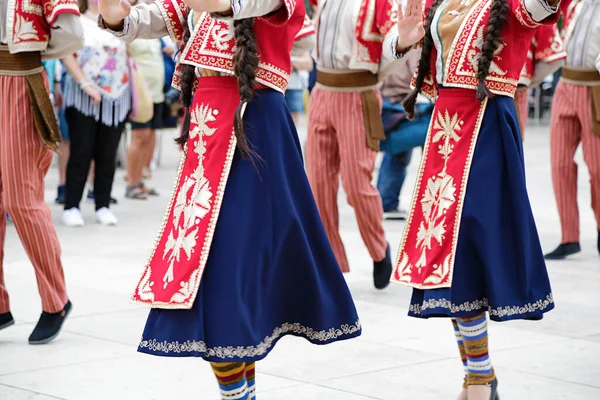 Ballerini Che Ballano Indossano Uno Dei Costumi Popolari Tradizionali Armeni — Foto Stock