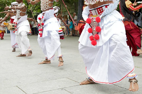 Tancerze Tańczą Noszą Jeden Tradycyjnych Strojów Ludowych Sri Lanki — Zdjęcie stockowe