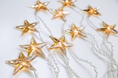 Yıldız şekilli Noel ışıkları beyaz arkaplan ve kopyalama alanı