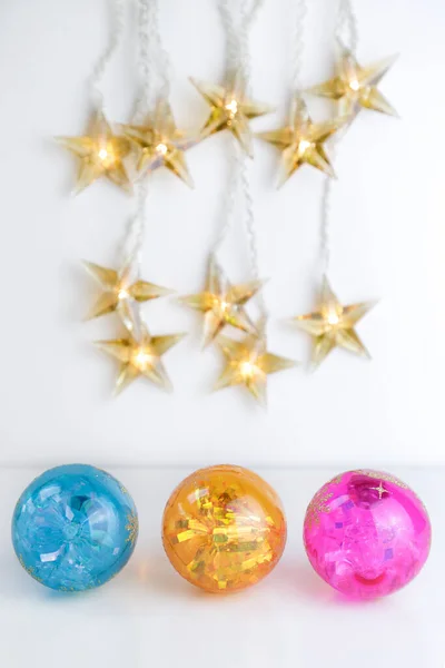 Três Bolas Natal Coloridas Algumas Luzes Forma Estrela Contra Fundo — Fotografia de Stock