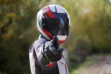 Bisikletli seni işaret ediyor. Yumuşak odak arkaplanı