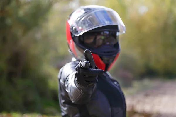 Biker Mädchen Zeigt Mit Dem Finger Auf Dich Weicher Fokus — Stockfoto