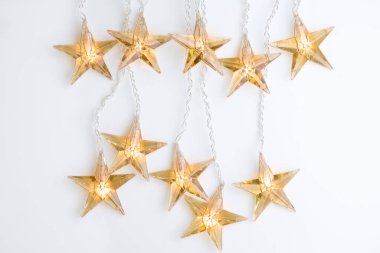 Yıldız şeklindeki Noel ışıklarının üst görünümü beyaz arkaplan ve kopyalama alanı