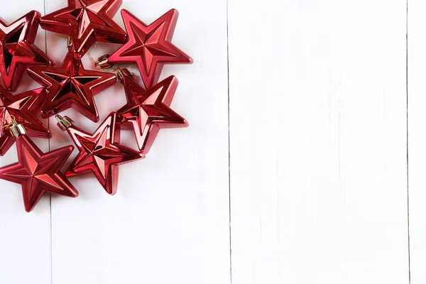 Vista Superior Estrelas Vermelhas Natal Uma Mesa Madeira Branca — Fotografia de Stock